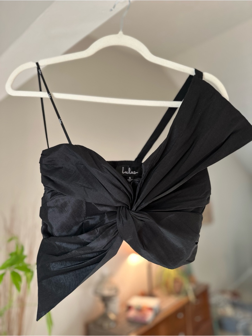 Lulu's Black One-Shoulder Twist Front Crop Top